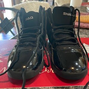 Shaq Youth Boy Size 5 shoe